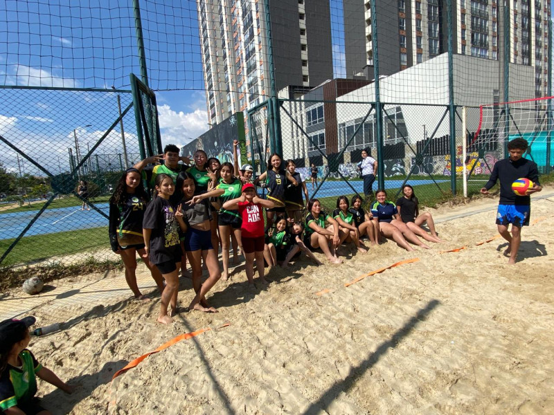 voley playa visitando a la escuela cerverus